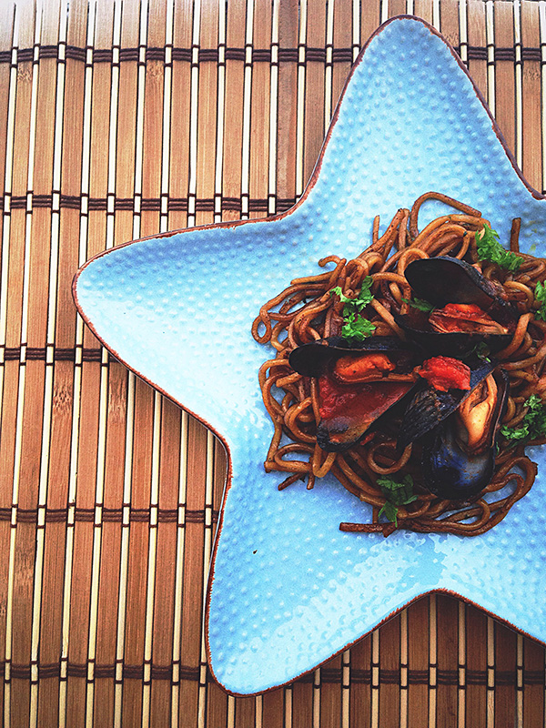 Noodles al cocco, prezzemolo e soya con cozze al guazzetto