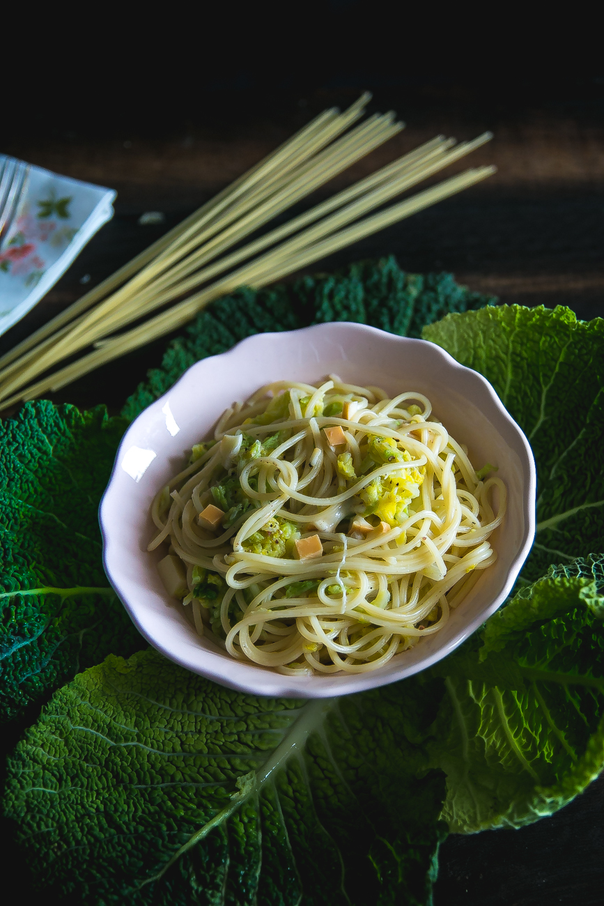 spaghetti con verza e scamorza affumicata
