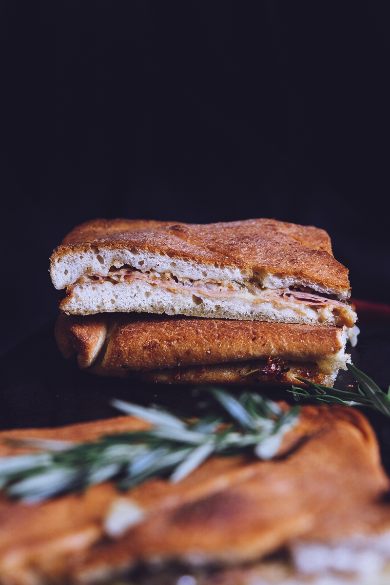 Pizza ripiena mortadella, cipolle e scamorza 