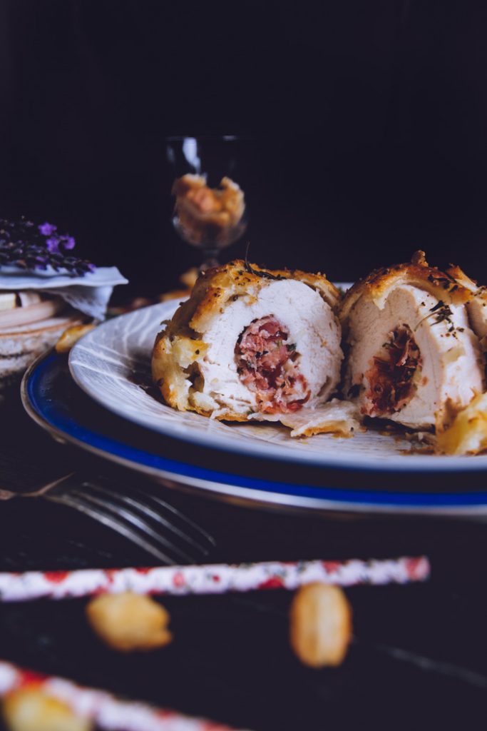 Pollo ripieno in gabbia